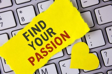 Metin yazma Your tutku bulmak kelime. İş kavramı üzerinde yazılı hiçbir daha fazla işsizlik bul zorlu rüya kariyer için gözyaşı yapışkan not kağıt yanında Laptop sarı kalp üzerinde yerleştirilen.