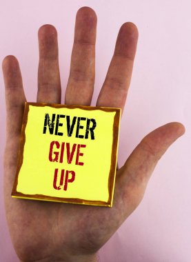 Hiç Give Up gösterilen metin işareti. Kavramsal fotoğraf kalıcı kendinizi motive başarılı asla geri sarı yapışkan not el düz arka plan üzerine yerleştirilen kağıt üzerinde yazılı bak.