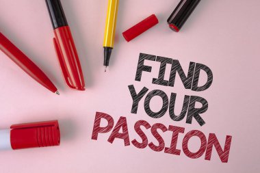 Kavramsal el yazma Your tutku bulmak gösterilen. Yok daha fazla işsizlik bulmak zor iş fotoğraf metin düz pembe arka plan kalemler ve damgalı yanında yazılı kariyer hayal.