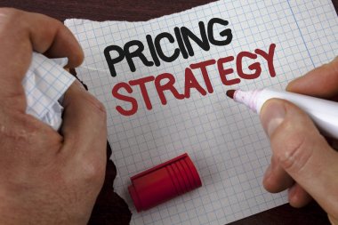 Fiyatlandırma stratejisi gösterilen not yazma. Pazarlama Satış Stratejileri kar promosyon kampanyası adam tarafından ahşap arka plan işaretçisi üzerinde gözyaşı defter kağıt üzerinde yazılı vitrine iş fotoğraf.