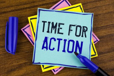 Zaman için eylem yazma el yazısı metin. Anlam boşta almak girişimi get çalışma oturmak kavramı usulüne uygun ahşap arka plan Marker yanında yapışkan not kağıdına yazılı yapılması.