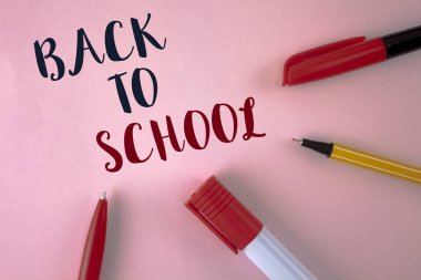 Okul için gösterilen metin işareti. Çantanı, kalem, kitap, sabit-düz pembe kalemler ve damgalı yanında yazılı satın almak için doğru zaman kavramsal fotoğraf.