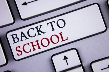 Metin için okula geri yazma kelime. Çantanı, kalem, kitap, sabit-beyaz klavye anahtar üzerinde kopya alanı ile yazılı satın almak doğru zaman için iş kavramı. Üstten Görünüm.