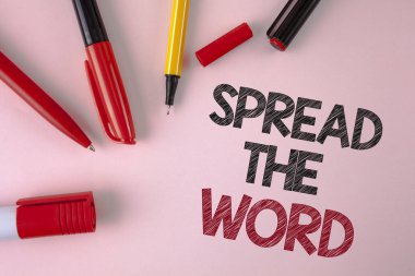 Kavramsal el yazma gösteren sözcüğü yaygınlaştırın. Birçok düz pembe kalemler ve damgalı yanında yazılı kat mağaza satışları artırmak için iş fotoğraf metin çalışma reklam.