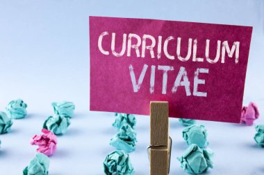 Word metin yazma özgeçmiş. İş kavramı klip düz arka plan tarafından kağıt topları tutan pembe yapışkan not kağıt üzerinde yazılı özgeçmiş hazırlama tasarım şablonu fırsat işe alım için