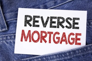 Ters ipotek gösterilen metin işareti. Kavramsal fotoğraf yaşlı ev sahibi emeklilik seçenek düzenli ödeme parası kot arka plan üzerinde yapışkan not kağıdına yazılı.