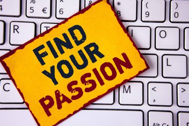 El yazısı metin yazma Your tutku bulmak. Yok daha fazla işsizlik anlam kavramı zorlu rüya kariyer beyaz klavyede yerleştirilen yapışkan not kağıt üzerinde yazılı bulmak. Üstten Görünüm.