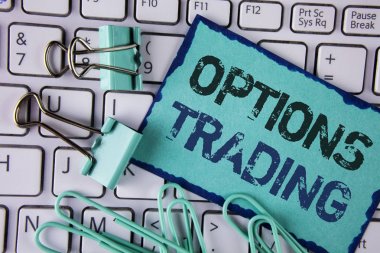 El yazısı metin ticaret seçenekleri. Seçenekler ticaret yatırım mal borsa analizi yanında beyaz klavye klipleri ve kağıt pimleri üzerine yerleştirilmiş yapışkan not kağıt üzerinde yazılı anlam kavramı.