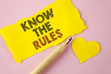 The Rules biliyorum gösterilen not yazma. İş fotoğraf vitrine anlama şartlar ve koşullar üzerinde pembe kalp yanında gözyaşı sarı kağıt parçası üzerinde yazılı avukatların hukuki danışmanlık almak.