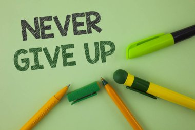 Hiç Give Up yazma el yazısı metin. Kalıcı olması anlamına gelen kavram kendinizi motive başarılı asla geri düz yeşil arka plan kalemlerinde yanında bulunan yazılı bak.