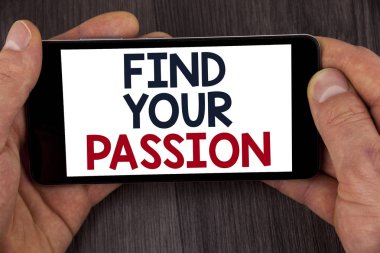 Sizin tutku bulmak gösterilen not yazma. Cep telefonu tarafından adam ahşap arka plan üzerinde tutarak ekran üzerinde yazılı hiçbir daha fazla işsizlik bul zorlu rüya kariyer vitrine iş fotoğraf.