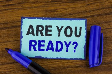 Are sen hazır soru gösterilen metin işareti. Kavramsal fotoğraf hazırlama yüz yaklaşan iş için de ahşap arka plan Marker yanında yapışkan not kağıdına yazılı değiştirir.