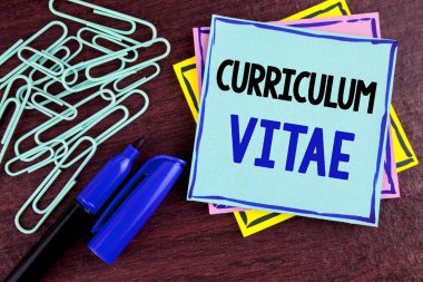 El yazısı metin özgeçmiş. Yapışkan not kağıdına ahşap arka plan Marker ve ataç yanında yazılı özgeçmiş hazırlama tasarım şablonu fırsat işe alım anlam kavramı.