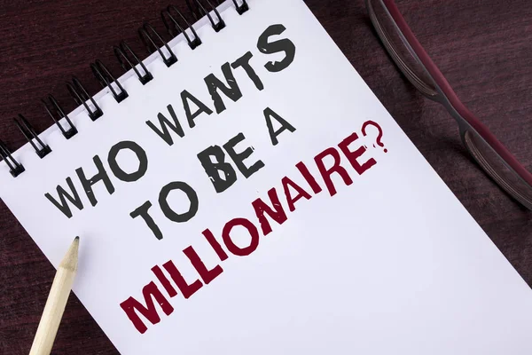 Znak tekstowy pokazuje kto chce aby być A Millionaire pytanie. Koncepcyjne zdjęcie zarobić więcej pieniędzy, zastosowanie wiedzy napisane na Notatnik na podłoże drewniane ołówek i okulary obok niego. — Zdjęcie stockowe