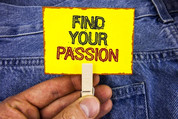 Написать текст "Найди свою страсть". Бизнес-концепция для Нет больше безработицы найти сложную карьеру мечты написана на желтой липкой бумаге ноты холдинга человеком с клипом на фоне джинсов — стоковое фото