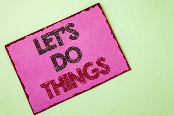 Woord schrijven tekst Let Us Do Things. Businessconcept voor proberen iets nieuws geluk beheersen het door praktijk geschreven op roze notitie papier op effen achtergrond vinden. — Stockfoto