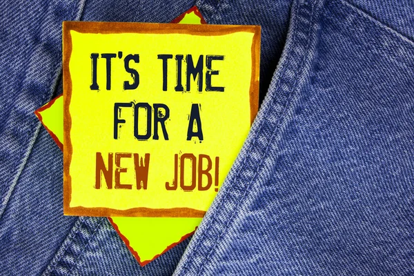 Conceptuele hand schrijven weergegeven: het is tijd voor een nieuwe baan motiverende oproep. Zakelijke foto presentatie van niet vast in oude werk veranderen geschreven op gele kleverige nota papier op de achtergrond van de Jeans. — Stockfoto