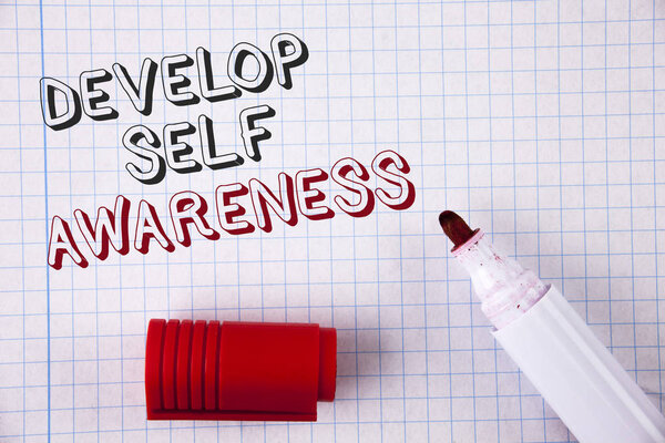 Текстовый знак, показывающий развитие самопознания. Концептуальное фото Что вы думаете, вы становитесь мотивировать и расти написано на ноутбуке бумаги Открыл маркер рядом с ним. Вид сверху
.