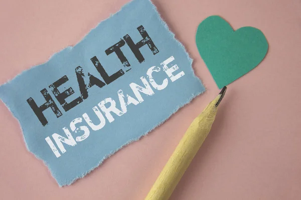 Konzeptionelle Handschrift, die eine Krankenversicherung zeigt. Geschäftsfoto mit Krankenkasseninformationen Gesundheitsdienstleister auf Tränenschein Papier rosa Hintergrund Bleistift Herz geschrieben. — Stockfoto