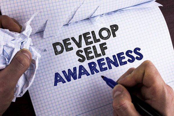 Развивать самопознание. Бизнес-концепция для того, что, по вашему мнению, вы становитесь мотиватором и растёте, написанная Человеком на тетрадке Книга с маркером на деревянном фоне
.