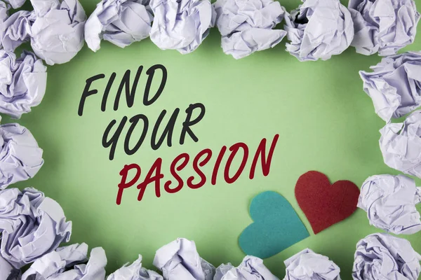 Signo de texto que muestra Find Your Passion. Foto conceptual No hay más desempleo encontrar desafiante carrera de ensueño escrito en un fondo verde liso dentro del Libro Blanco Bolas Corazones al lado de ella . — Foto de Stock