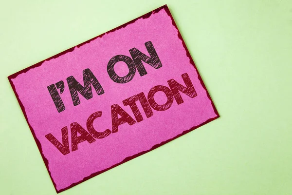 Ich schreibe Text und bin im Urlaub. Businesskonzept für die Auszeit vom stressigen Arbeitsdruck weltweit auf rosa Klebepapier auf schlichtem Hintergrund geschrieben. — Stockfoto