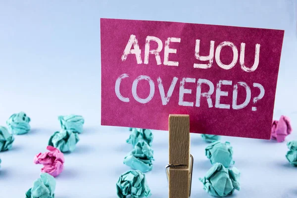 Word writing text Are You Covered Domanda. Business concept per la copertura assicurativa sanitaria disaster recovery scritto su Pink Sticky Note Paper holding by Clip plain background Paper Balls — Foto Stock