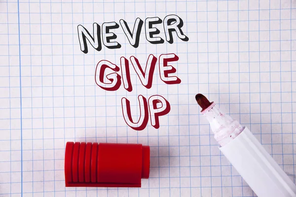 Текстовый знак "Никогда не сдавайся". Будьте настойчивы мотивировать себя преуспеть никогда не оглядываться назад, написанный на ноутбук бумаги Открытые маркер рядом с ним. Вид сверху . — стоковое фото