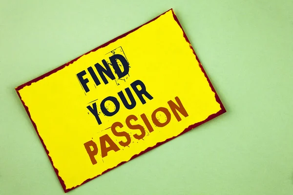 Escrevendo uma nota mostrando Find Your Passion. Foto de negócios mostrando Não há mais desemprego encontrar desafiador sonho carreira escrito em amarelo colorido nota pegajosa papel no fundo liso . — Fotografia de Stock