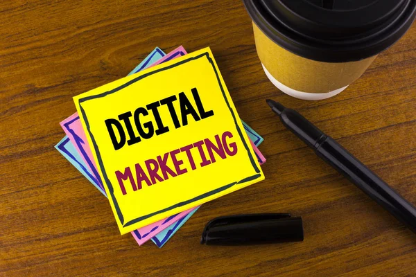 Word tekst intoetsen Digitale Marketing. Businessconcept voor de strategie van producten diensten digitale technologieën online geschreven op kleverige nota papier op houten achtergrond Marker Cup ernaast. — Stockfoto