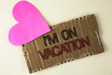 El yazısı metin ben im üstünde tatil. Dünya çapında düz arka plan kalp yanında gözyaşı karton parçası üzerinde yazılı stresli çalışma basıncı seyahat üzerinden Break anlam kavramı.