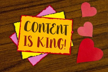 İçerik kral motivasyonel çağır gösterilen metin işareti. Ahşap arka plan kalpler yanında yapışkan not kağıdına yazılı kavramsal fotoğraf strateji online internet dijital seo.