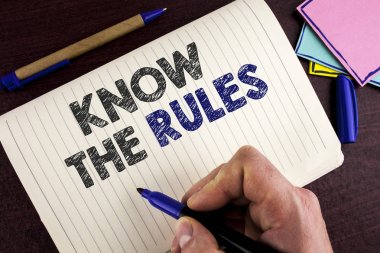 Kavramsal el The Rules biliyorum gösterilen yazma. İş fotoğraf vitrine anlama genel Is Sartlari adam tarafından ahşap arka plan kalem defter kitap yazıldı avukatlar yasal tavsiye almak.