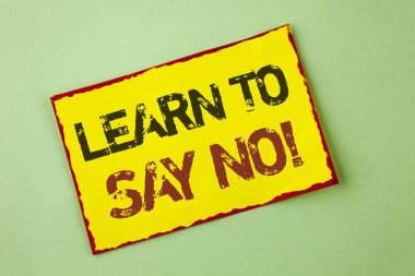 Metin yazma öğrenin motivasyonel görüþme söylemek kelime. Düz arka plan üzerinde sarı yapışkan not kağıdına yazılan ahlak değer iş kavramı teşvik tavsiye için ipuçları.