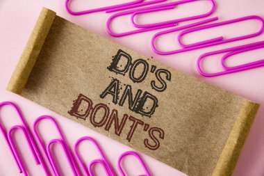 Yapılacaklar ve Yapılmayacaklar yazma el yazısı metin. Ne-ebilmek kılınmak anlam kavramı ve ne doğru yanlış kağıt Pins içinde düz arka plan üzerinde katlanmış karton kağıt parçası üzerinde yazılı bilmek can't.