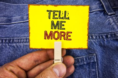 Word yazı metni diğer Tell Me. İş kavramı için ayrıntılı tarafından küçük adamla kot arka planda tutarak sarı yapışkan not kağıt üzerinde yazılı yardım için daha fazla iş düşünceler
