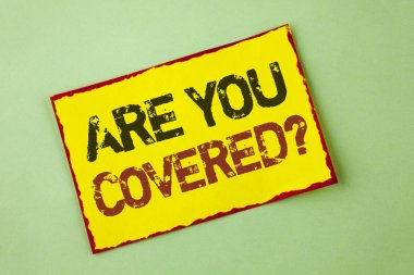 Word metin sen kaplı soru yazma. Düz arka plan üzerinde sarı yapışkan not kağıdına yazılı sağlık sigortası kapsamı olağanüstü durum kurtarma için iş kavramı.