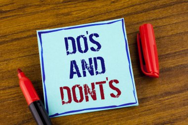 Word metin Yapılacaklar ve Yapılmayacaklar yazma. İş kavramı ne yapılabilir ve ne ahşap arka plan Marker yanındaki şu yanlış üzerinde yazılı yapışkan not kağıdına bilerek yapamam için.