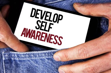 Word metin yazma kendini bilinç geliştirmek. İş kavramı olduğun düşündüğün için motive ve cep telefonu tarafından adam kot arka planda tutarak yazılı büyümek.