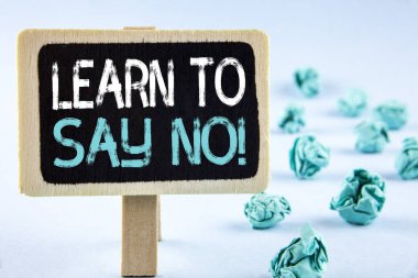 Öğrenmek için Say No motivasyonel arayın gösterilen not yazma. Ahşap hakları Kurulu düz arka plan kağıt topları yanındaki yazılı ahlak değerleri teşvik tavsiye vitrine iş fotoğraf ipuçları.