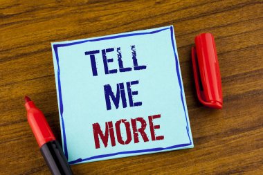 Word yazı metni diğer Tell Me. İş kavramı için ayrıntılı ahşap arka plan Marker yanında yapışkan not kağıdına yazılı yardım için daha fazla iş düşünceler.
