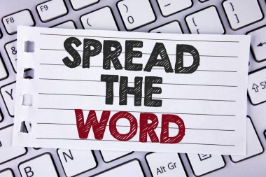 Spread Word gösterilen metin işareti. Birçok dizüstü bilgisayarda yerleştirilen defter kağıt üzerinde yazılı kat satış artırmak için kavramsal fotoğraf Çalıştır reklam depolamak.