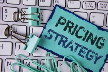 El yazısı metin fiyatlandırma stratejisi. Pazarlama Satış Stratejileri kar promosyon kampanyası yapışkan not kağıdına yazılı anlam kavramı beyaz klavye klipleri ve kağıt Pins yanında yer.