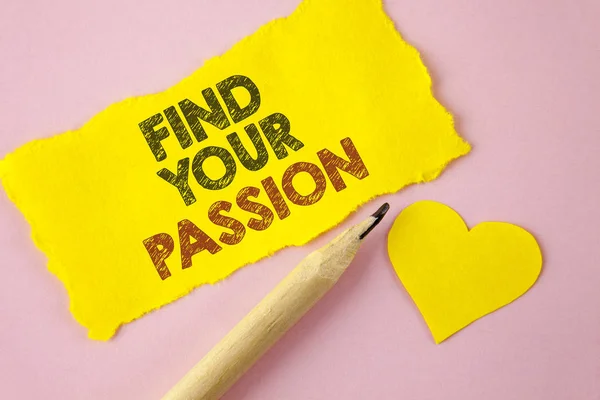 Пишу записку, показывающую "Найди свою страсть". Нет больше безработицы найти сложную карьеру мечты написана на Tear Желтая бумага кусок на розовом фоне сердце рядом с ним . — стоковое фото