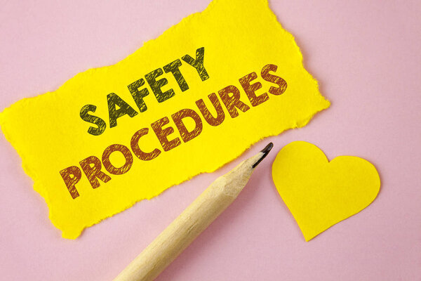 Записка с инструкциями по безопасности. Следуйте правилам и правилам безопасности на рабочем месте, написанным на Желтой бумаге на розовом фоне Сердце рядом с ним
.