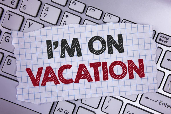 Tekst teken weergegeven: I Am im op vakantie. Conceptuele foto Break van stressvolle werk druk reizen wereldwijd geschreven op scheuren notebookpapier geplaatst op de Laptop. — Stockfoto