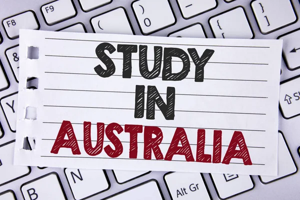 Tekst teken weergegeven: studie In Australië. Conceptuele foto afgestudeerde van grote kans oversea universiteiten geschreven op notebookpapier geplaatst op de Laptop. — Stockfoto