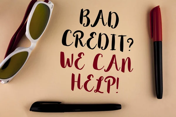 Word Writing Text schlechte Kreditfrage können wir helfen, motivierende Anruf. Geschäftskonzept zur Erreichung einer guten Schuldengesundheit auf schlichten Hintergrundmarken und Sonnenbrillen daneben geschrieben. — Stockfoto