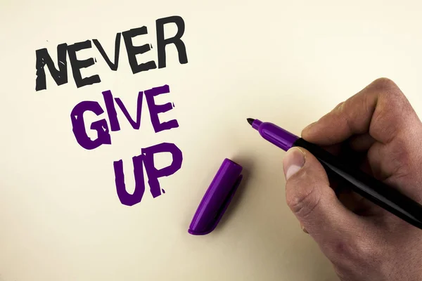 Концептуальный почерк, показывающий Никогда не сдаваться. Будьте настойчивы мотивировать себя преуспеть никогда не оглядываться назад, написанный человеком на обычном фоне держа маркер в руке . — стоковое фото