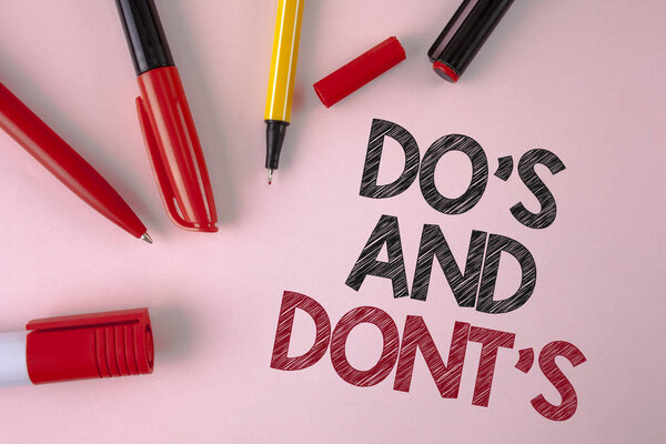 Концептуальный почерк, показывающий Do 's and Don' T. Текст бизнес-фото Что можно сделать и что нельзя знать правильно написано неправильно на обычном розовом фоне ручки и маркер рядом с ним
.
